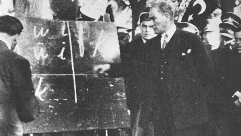 Başöğretmen Mustafa Kemal Atatürk, yeni Türk harflerini kara tahtada öğretirken, 1928