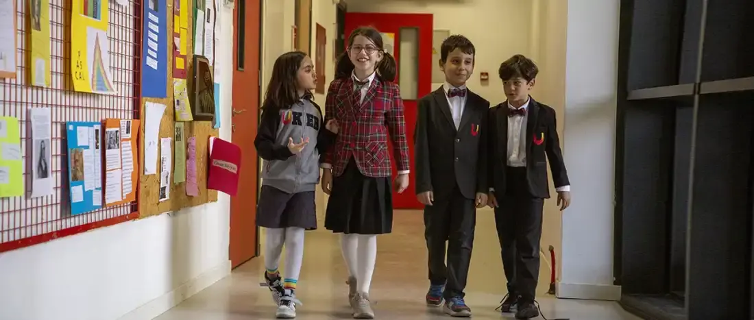 Öğrenciler okul koridorunda yürüyor