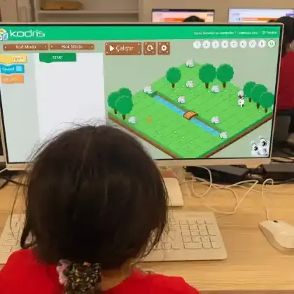 İlkokul öğrencisi bilişim dersinde kodlama yapıyor